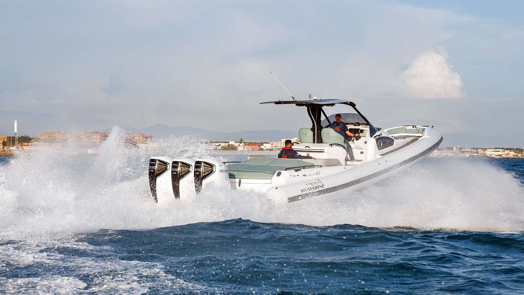 BF250 outboard motor, 3-quarter exterior